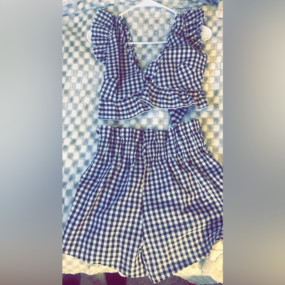 Cute outfit!